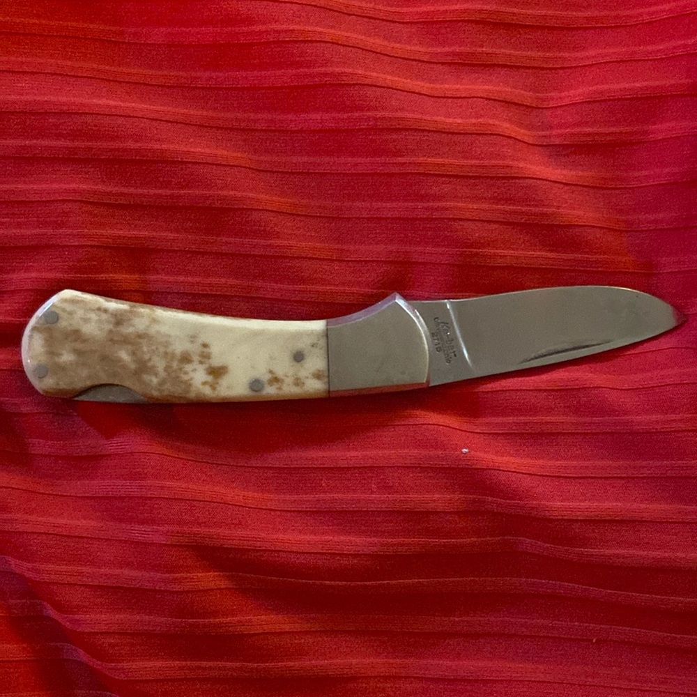 New Vintage ( KABAR 2715 ) Stainless Japan lockback knife white Delrin handle